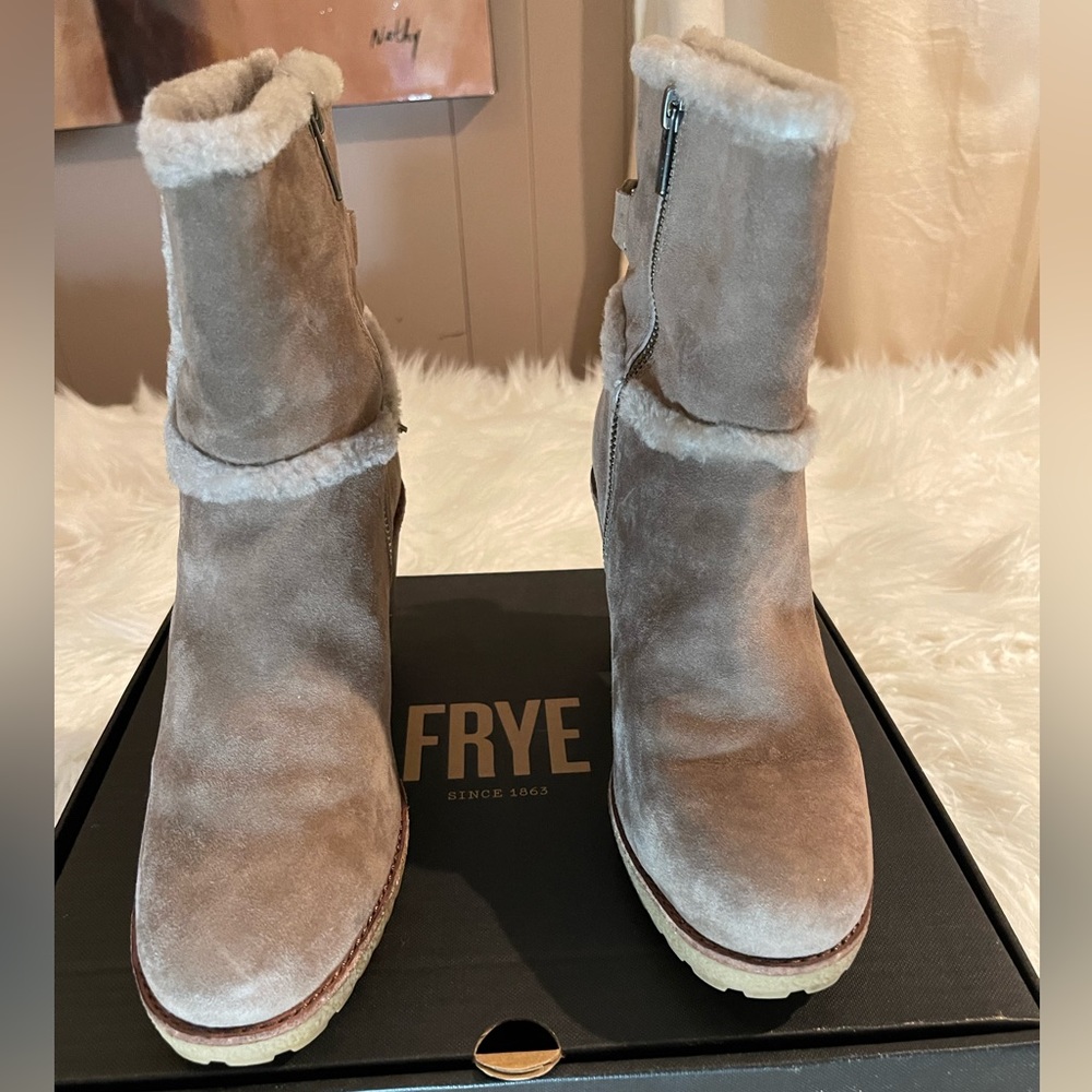 Frye shearling Jen boots in 8.5 in Taupe, barely worn